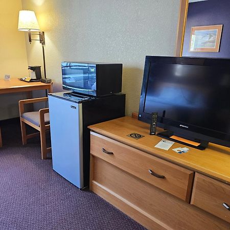 Fossil Creek Hotel & Suites Russell Екстер'єр фото