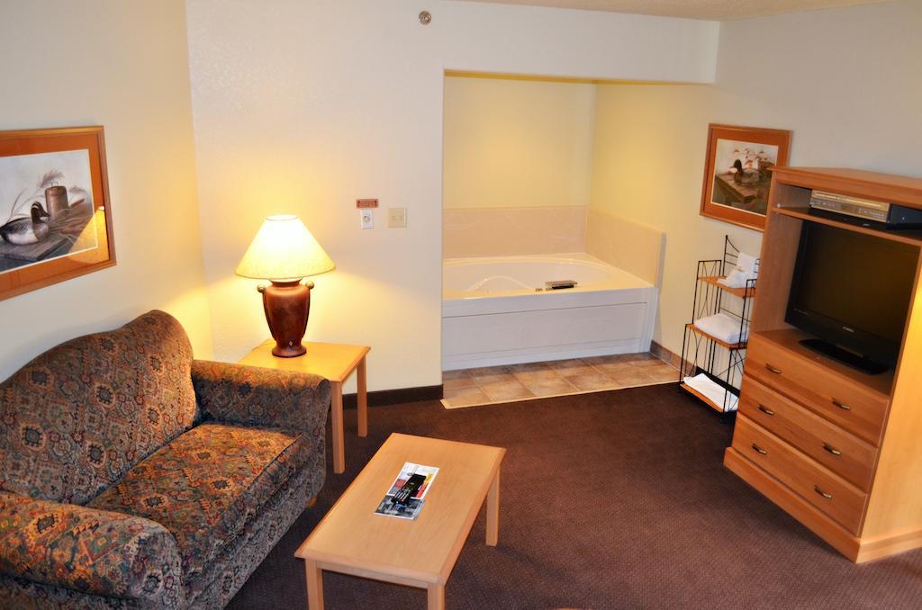 Fossil Creek Hotel & Suites Russell Екстер'єр фото