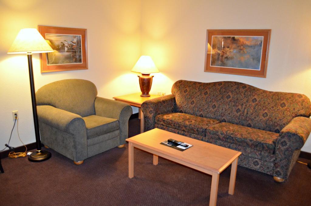Fossil Creek Hotel & Suites Russell Номер фото
