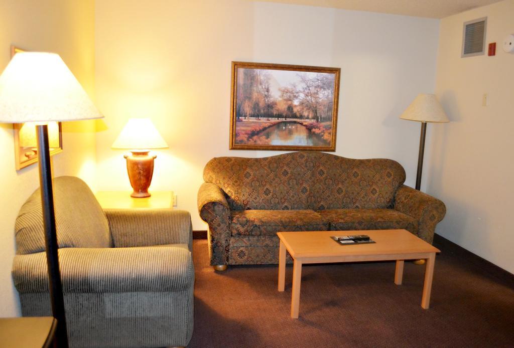 Fossil Creek Hotel & Suites Russell Номер фото