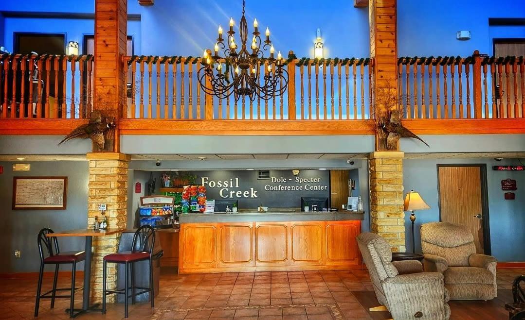 Fossil Creek Hotel & Suites Russell Екстер'єр фото