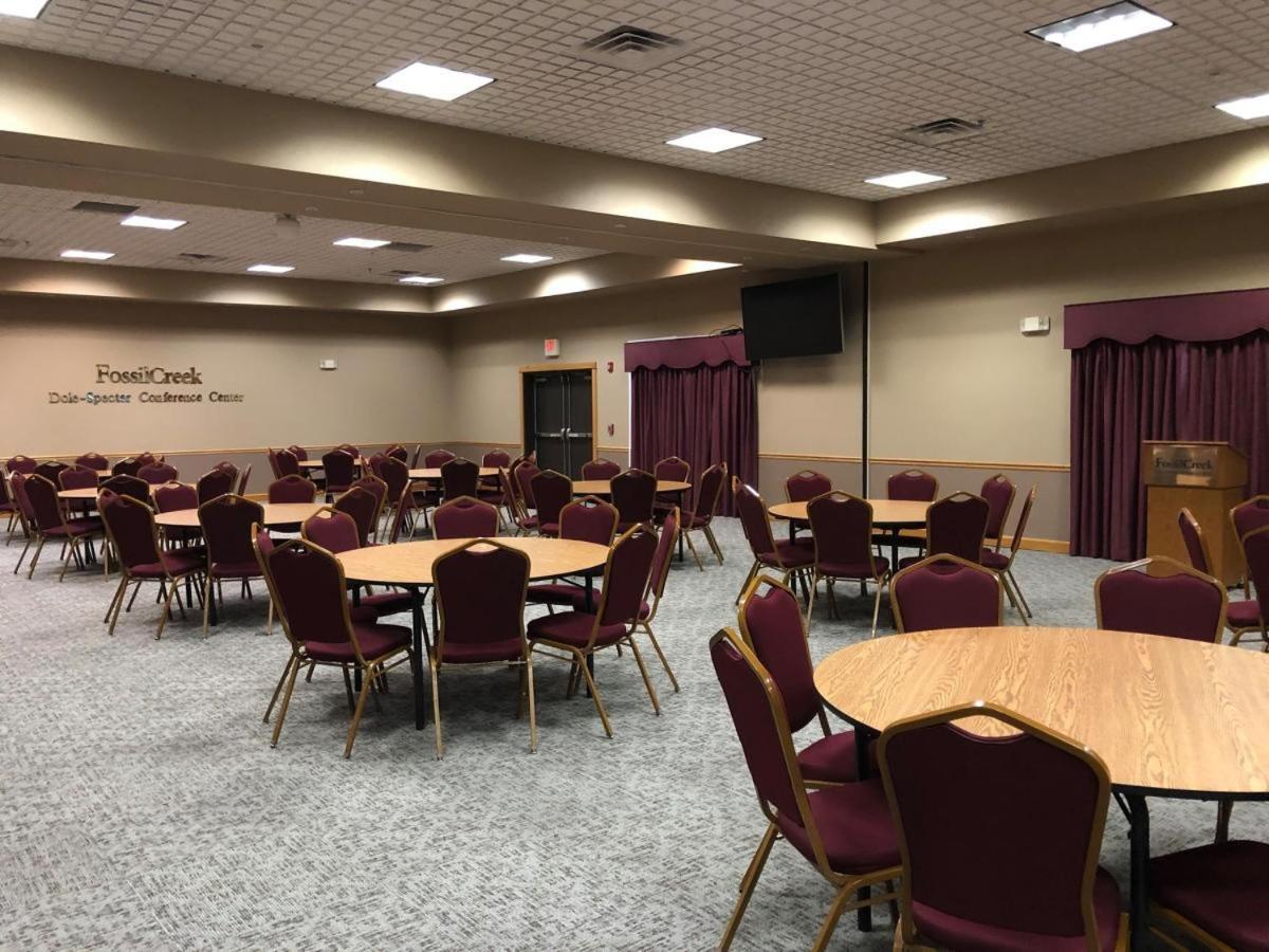 Fossil Creek Hotel & Suites Russell Екстер'єр фото