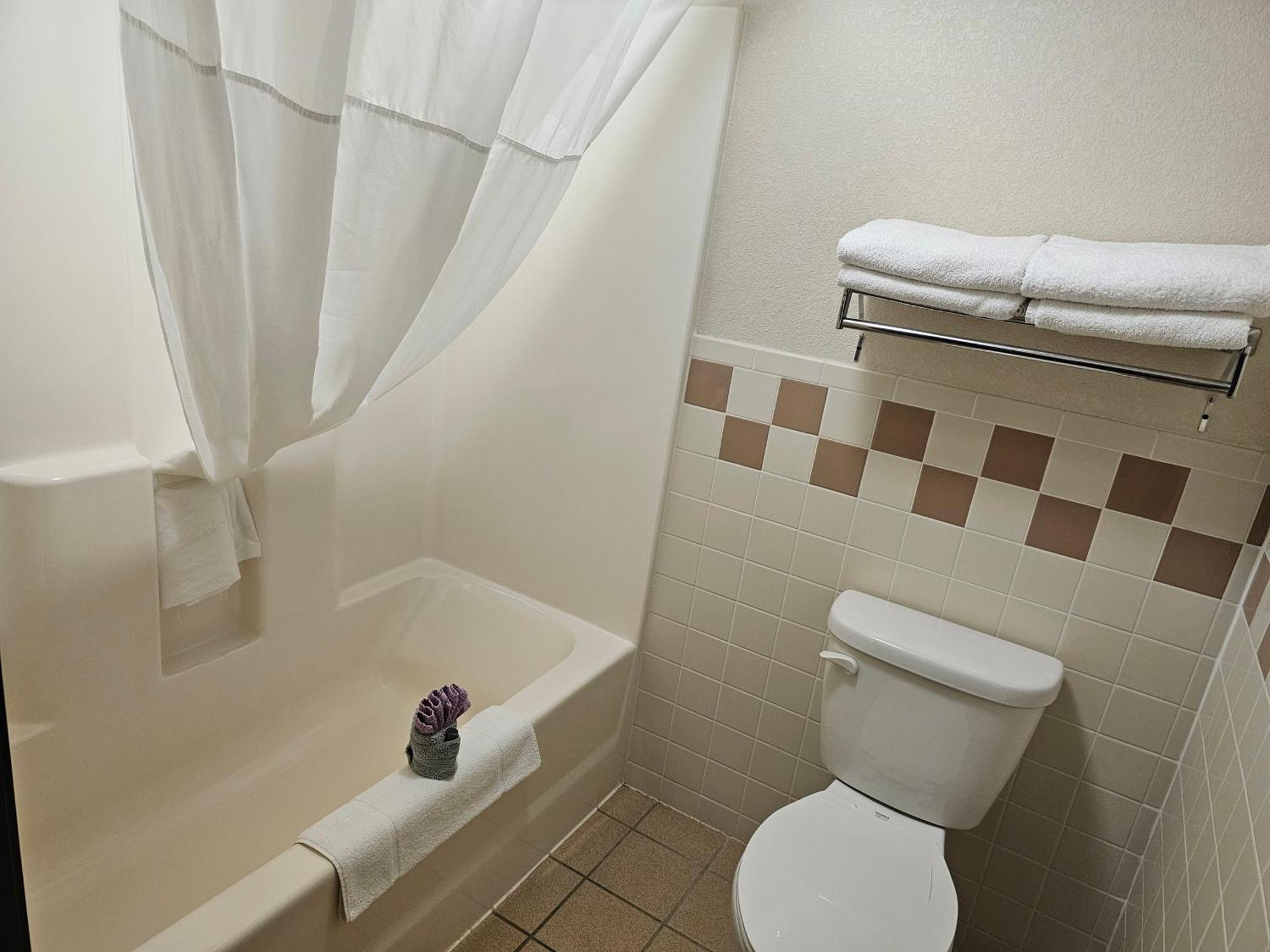 Fossil Creek Hotel & Suites Russell Екстер'єр фото