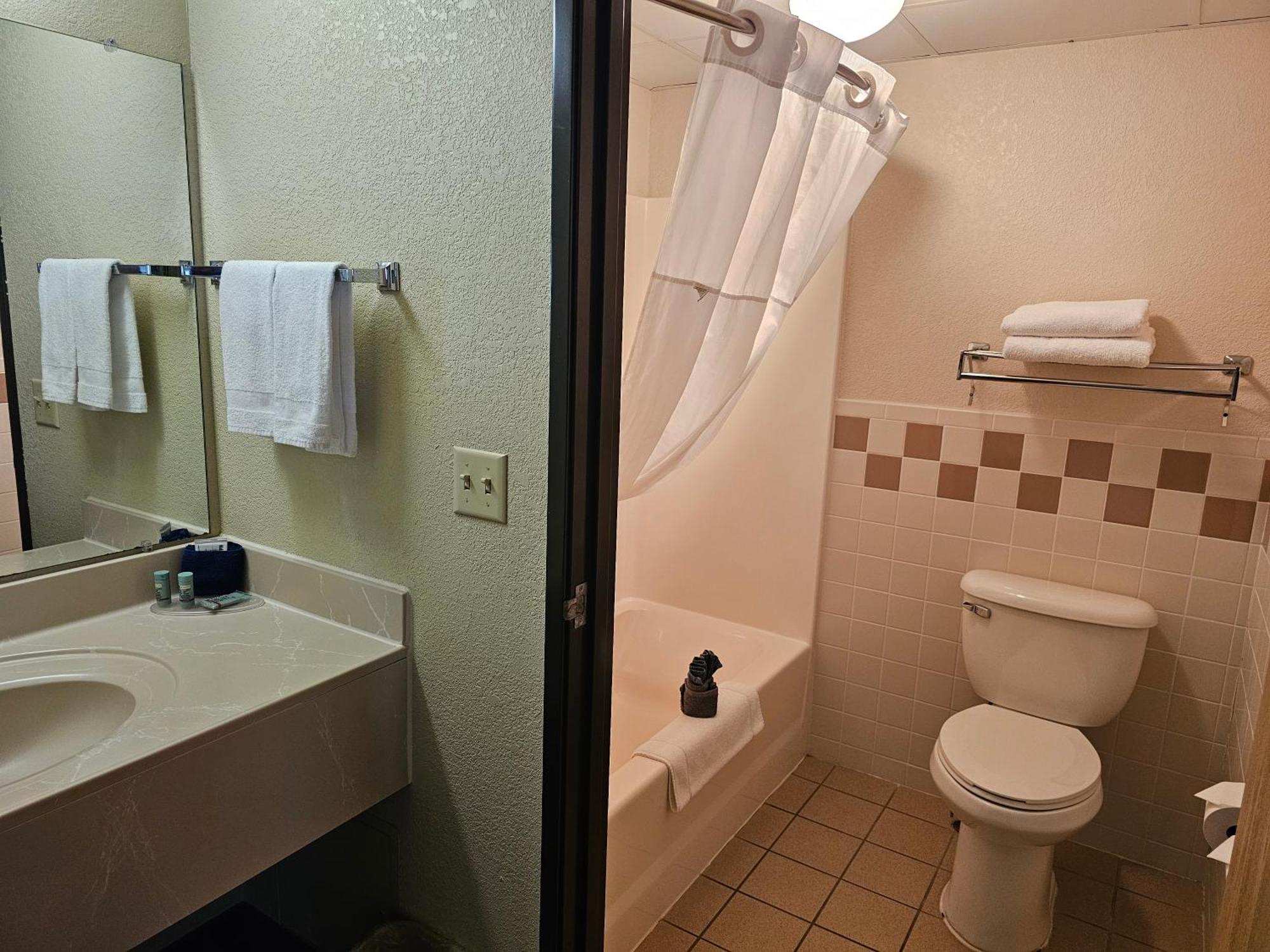 Fossil Creek Hotel & Suites Russell Екстер'єр фото