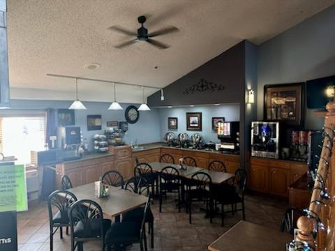 Fossil Creek Hotel & Suites Russell Екстер'єр фото
