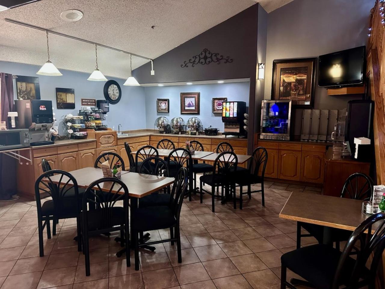 Fossil Creek Hotel & Suites Russell Екстер'єр фото