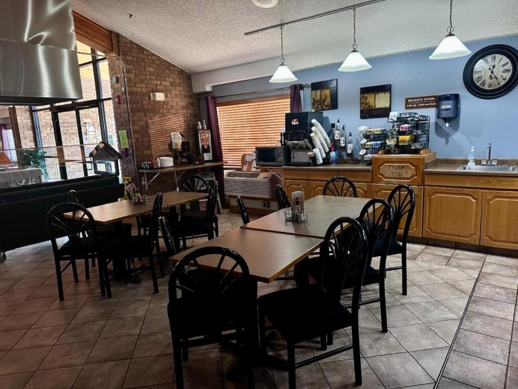 Fossil Creek Hotel & Suites Russell Екстер'єр фото