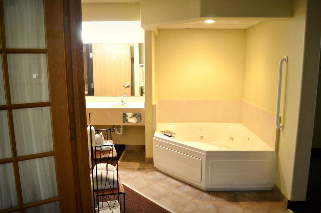 Fossil Creek Hotel & Suites Russell Екстер'єр фото