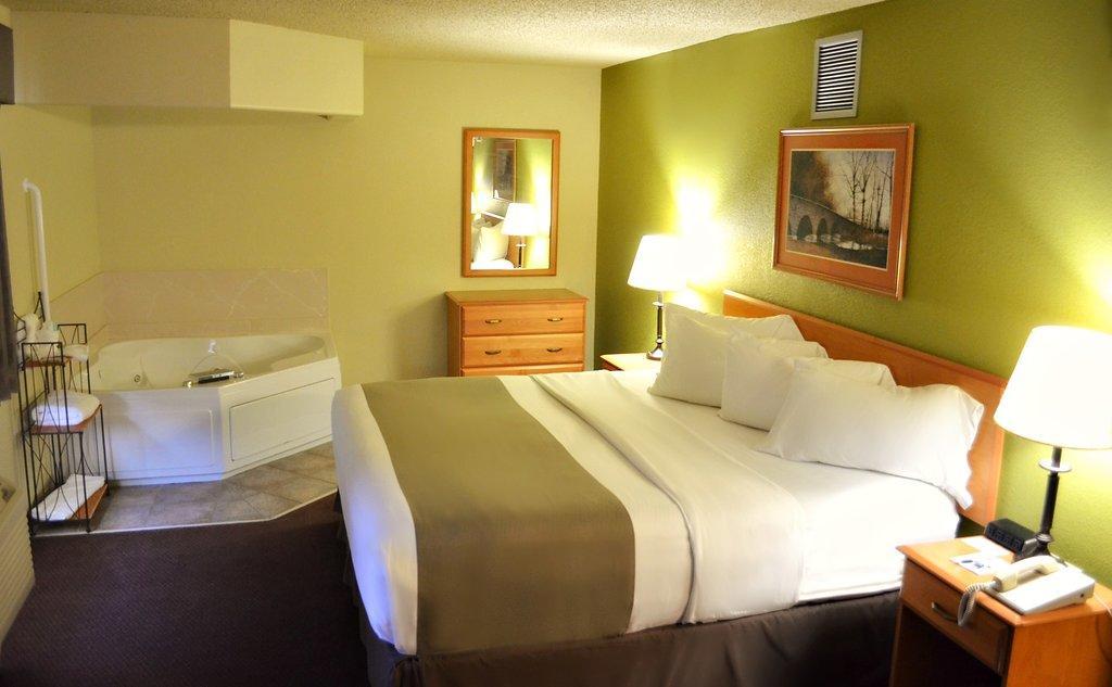 Fossil Creek Hotel & Suites Russell Екстер'єр фото