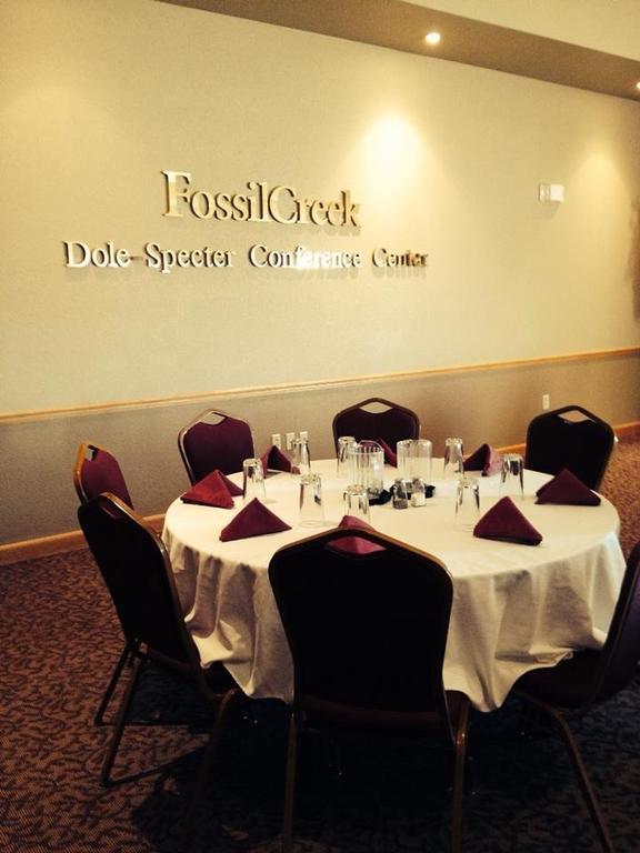 Fossil Creek Hotel & Suites Russell Екстер'єр фото