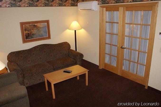 Fossil Creek Hotel & Suites Russell Номер фото