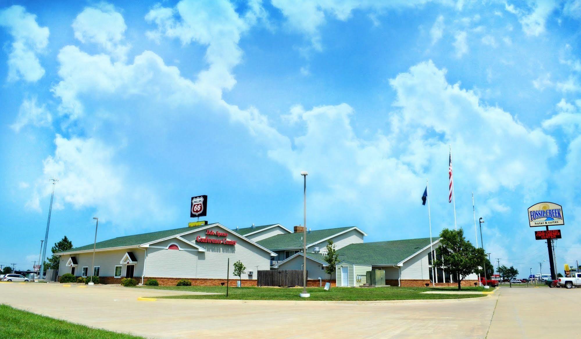 Fossil Creek Hotel & Suites Russell Екстер'єр фото