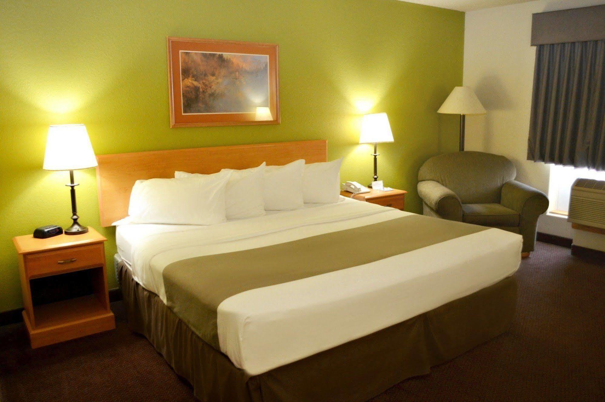 Fossil Creek Hotel & Suites Russell Екстер'єр фото