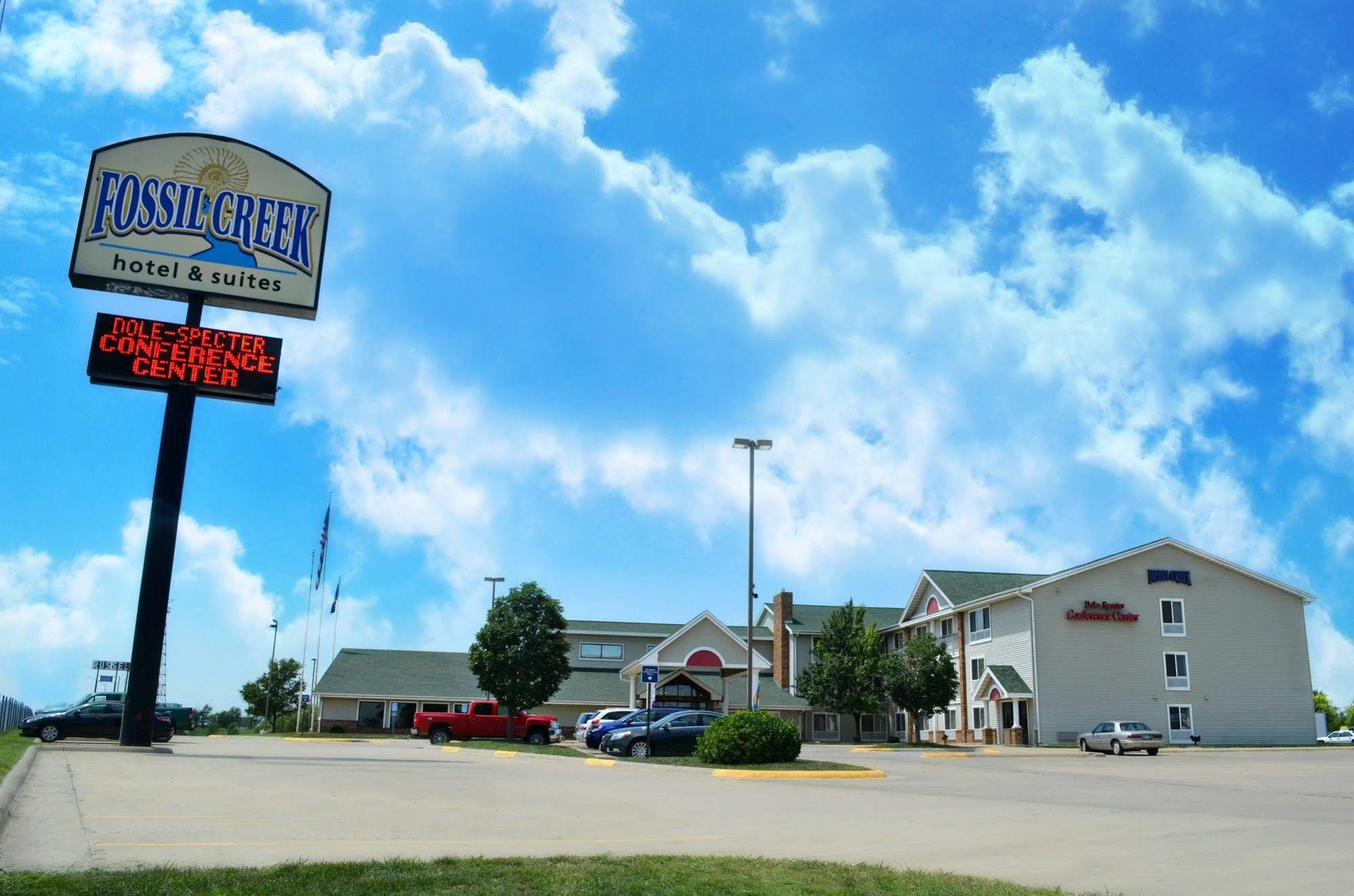 Fossil Creek Hotel & Suites Russell Екстер'єр фото
