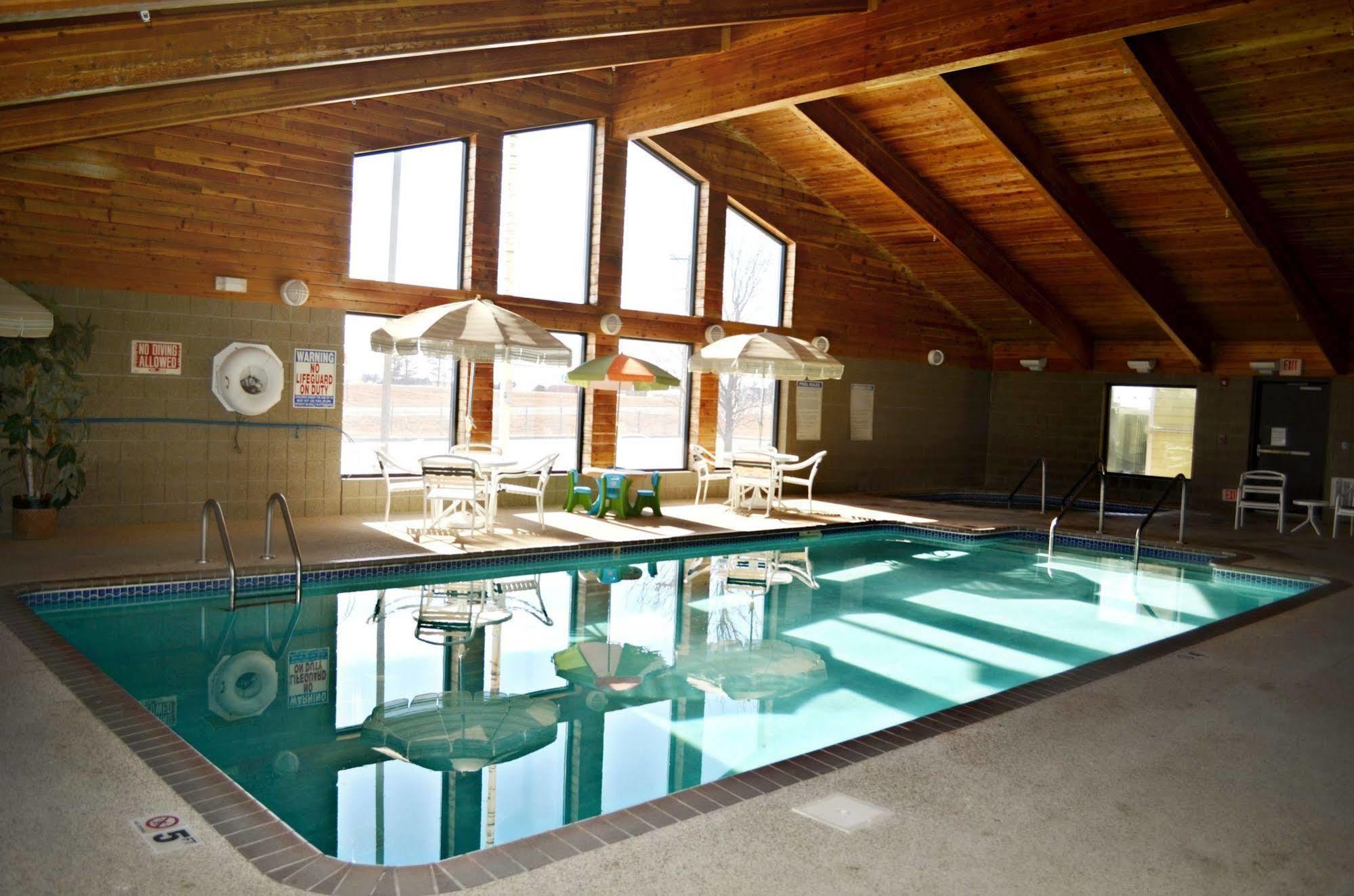 Fossil Creek Hotel & Suites Russell Екстер'єр фото