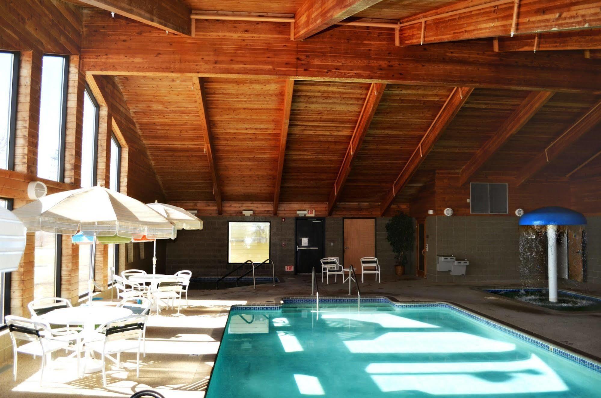 Fossil Creek Hotel & Suites Russell Екстер'єр фото
