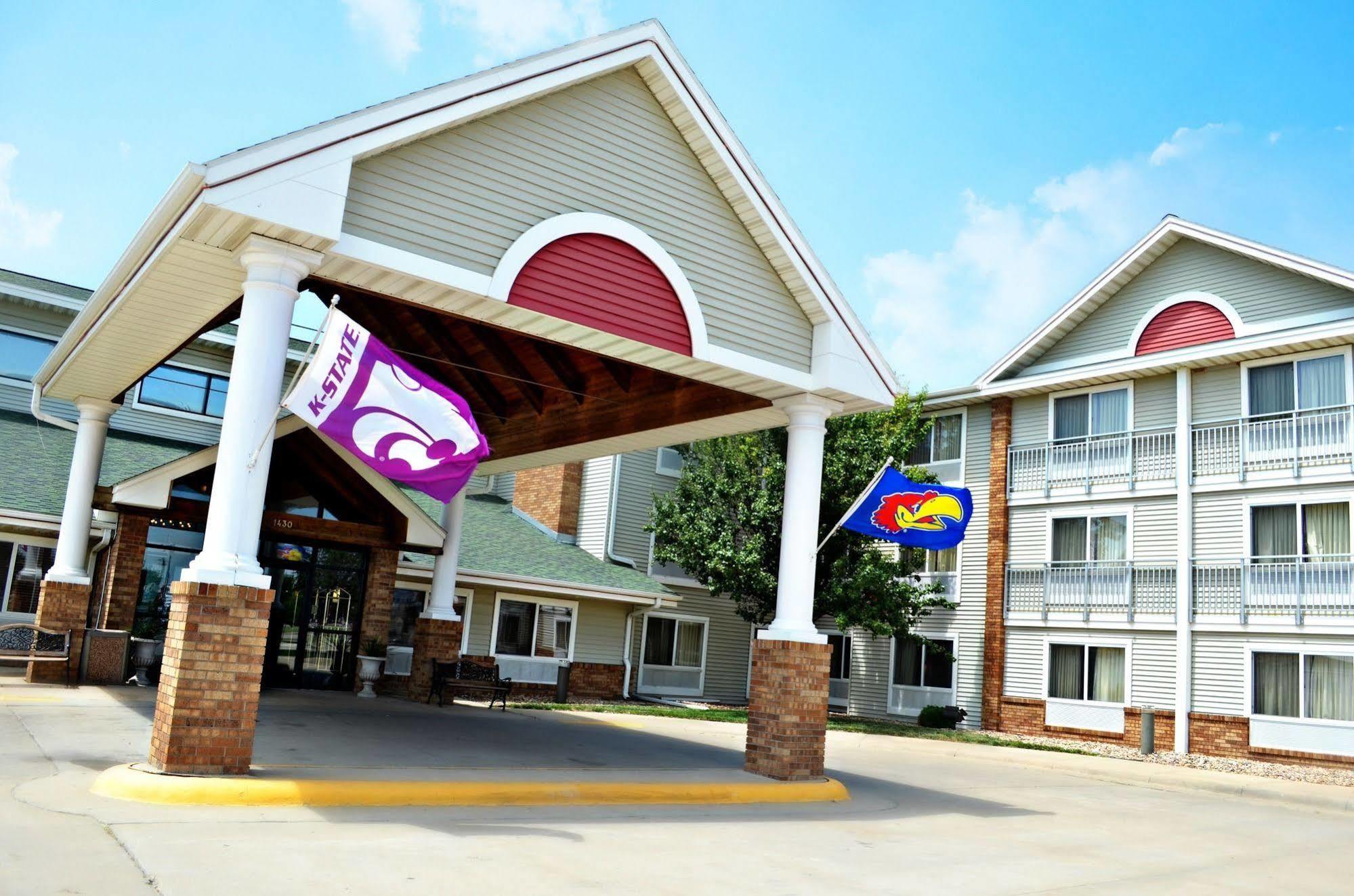 Fossil Creek Hotel & Suites Russell Екстер'єр фото