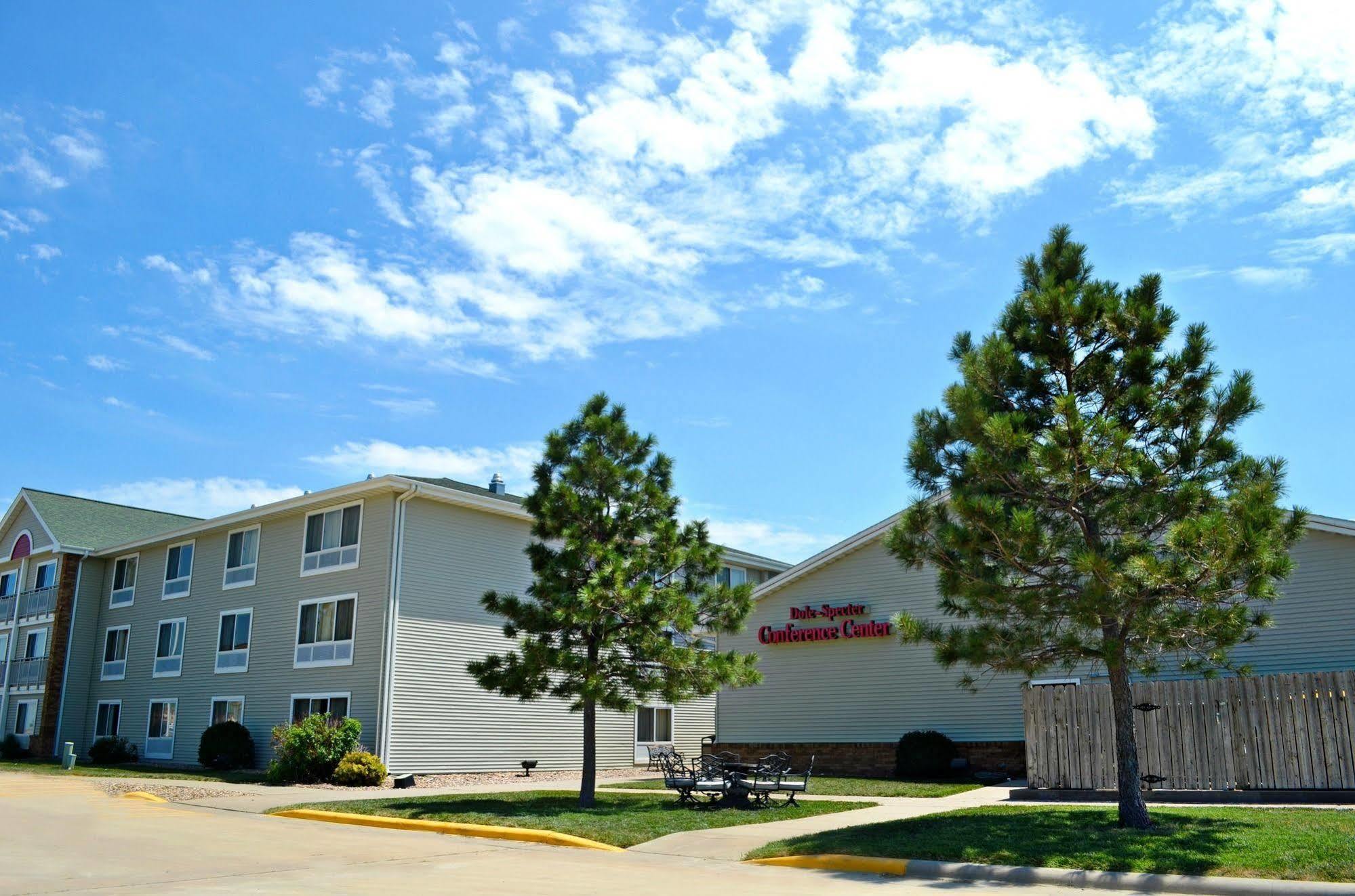 Fossil Creek Hotel & Suites Russell Екстер'єр фото